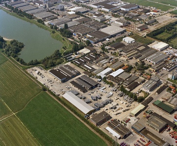 844671 Luchtfoto van het bedrijventerrein Oudenrijn (Strijkviertel) te De Meern (gemeente Utrecht), uit het zuidoosten. ...